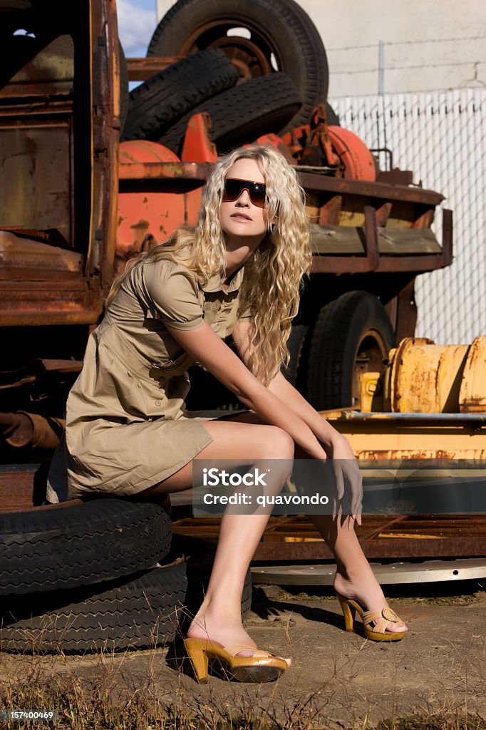Schöne, Sexy Blondes Junge Frau Mode Model in Junk Yard - Lizenzfrei Erdreich Stock-Foto