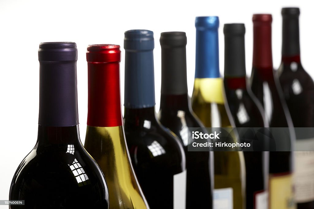 Bouteilles de vin dans une rangée sur blanc horizontal - Photo de Bouteille libre de droits