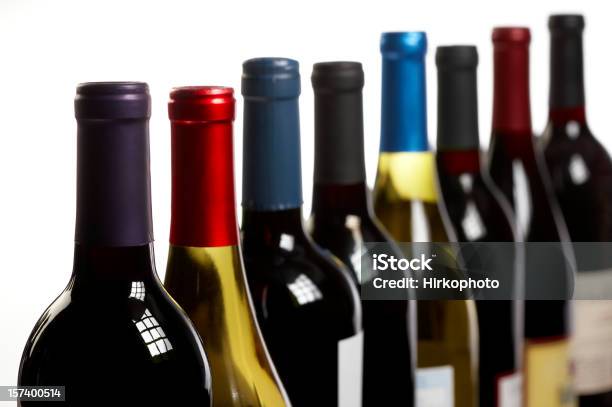 Garrafas De Vinho Em Uma Linha Em Branco Horizontal - Fotografias de stock e mais imagens de Garrafa