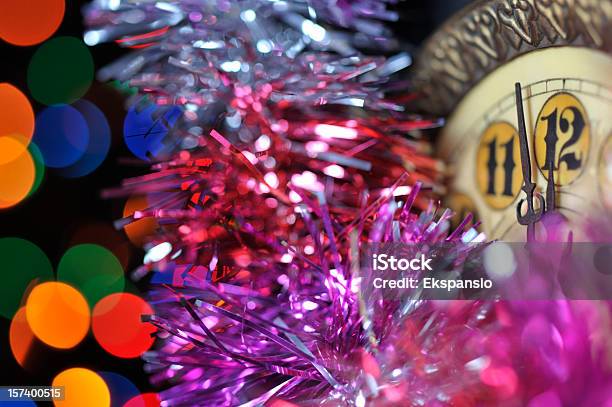Fondo De Fiesta De Año Nuevo A La Medianoche Foto de stock y más banco de imágenes de Adorno de navidad - Adorno de navidad, Año nuevo, Banderines