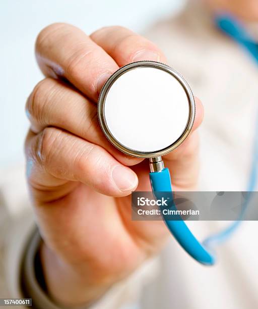 Zbliżenie Mężczyzna Ręce Trzymając Lekarz Stetoskop - zdjęcia stockowe i więcej obrazów Badanie lekarskie