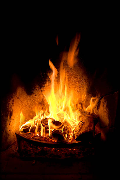 otwarte palenisko z płomieni - log fire firewood fire chimney zdjęcia i obrazy z banku zdjęć
