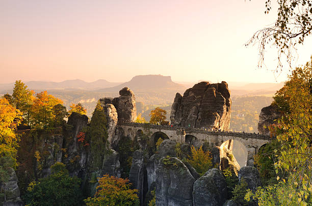 sajonia bastei rocks puente antes de la caída del sol - basteifelsen fotografías e imágenes de stock