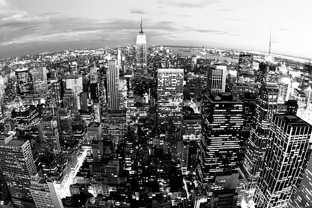 horizonte de nova york - new york city black and white city looking at view - fotografias e filmes do acervo