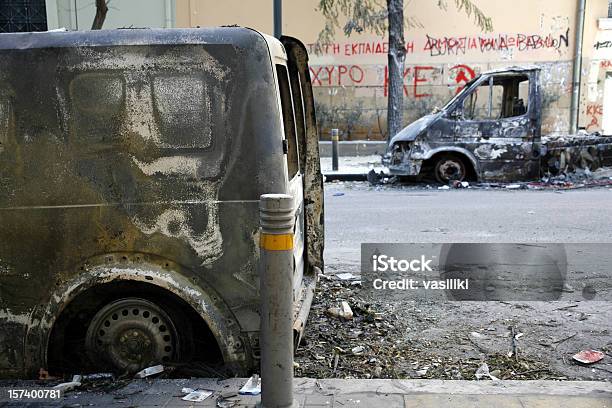 Photo libre de droit de Burnt Voitures banque d'images et plus d'images libres de droit de Émeute - Émeute, Manifestation, Athènes
