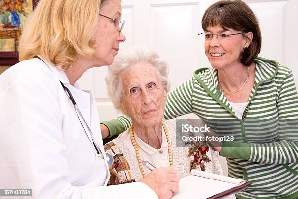 Donna Anziana E La Consulenza Medico Di Famiglia - Fotografie stock e altre immagini di Assistente domiciliare - Assistente domiciliare, Terza età, 80-89 anni