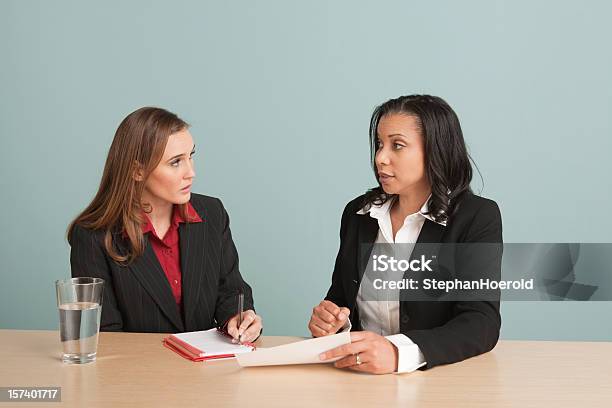 Dos Mujeres Hablando De Trabajo En Reuniones De Negocios Tomar Notas Foto de stock y más banco de imágenes de Diálogo