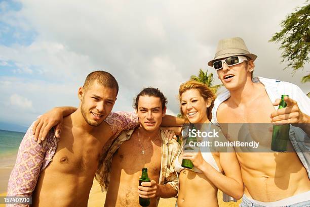 Strand Lifestyle Stockfoto und mehr Bilder von 20-24 Jahre - 20-24 Jahre, Aktivitäten und Sport, Bier
