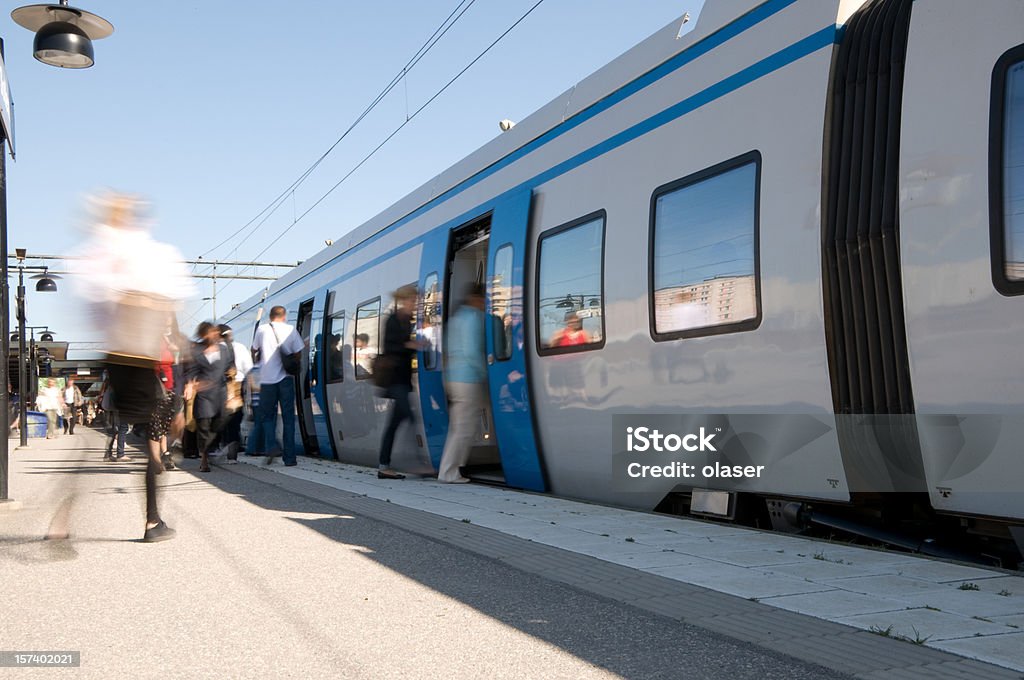 Viajeros ingresar en tren - Foto de stock de Tren libre de derechos