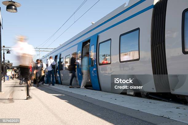 Viajeros Ingresar En Tren Foto de stock y más banco de imágenes de Tren - Tren, Puerta del vehículo, Abierto