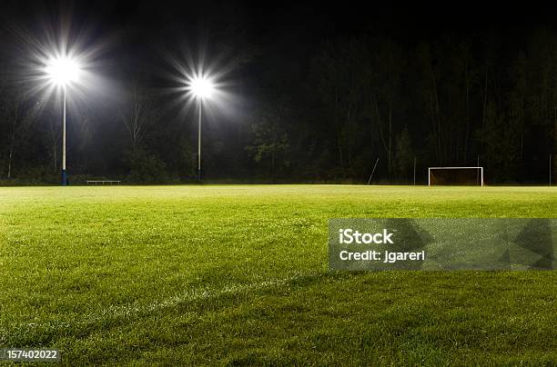 Fußballplatz Bei Nacht Stockfoto und mehr Bilder von Fußball - Fußball, Gras, Fußballplatz