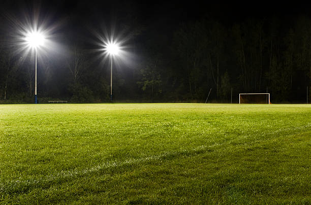 campo de fútbol en la noche - soccer field night stadium soccer fotografías e imágenes de stock