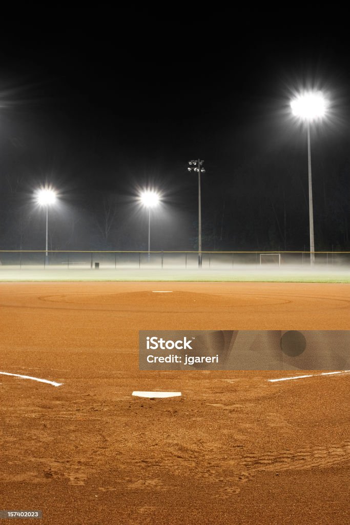 Embarcadero desierto, perfectamente iluminada, béisbol galardonado con el premio Four Diamond otorgado por la noche - Foto de stock de Campo de béisbol libre de derechos