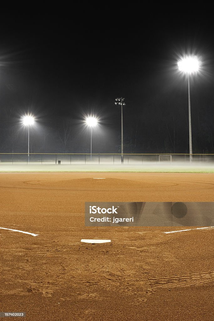 Deserta, i luminosi, campo da Baseball a notte - Foto stock royalty-free di Campo da baseball