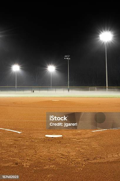 Puste Jasno Oświetlone Boisko Do Baseballu W Nocy - zdjęcia stockowe i więcej obrazów Boisko do baseballu