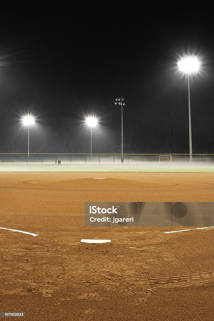 Необитаемый, ярко освещенное, Бейсбольное поле на ночь - Стоковые фото Бейсбольное поле роялти-фри