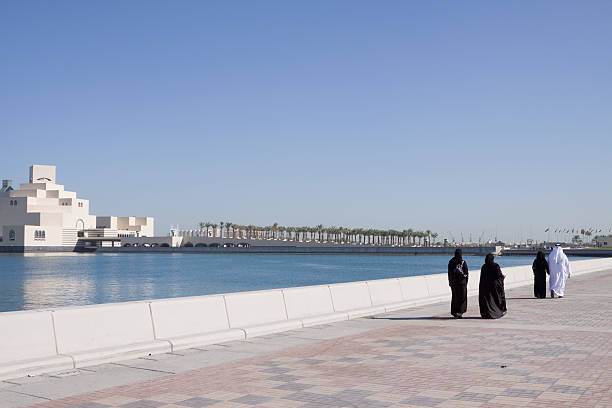 イスラム教徒アロングドーハコーニッシュ - museum of islamic art doha ストックフォトと画像