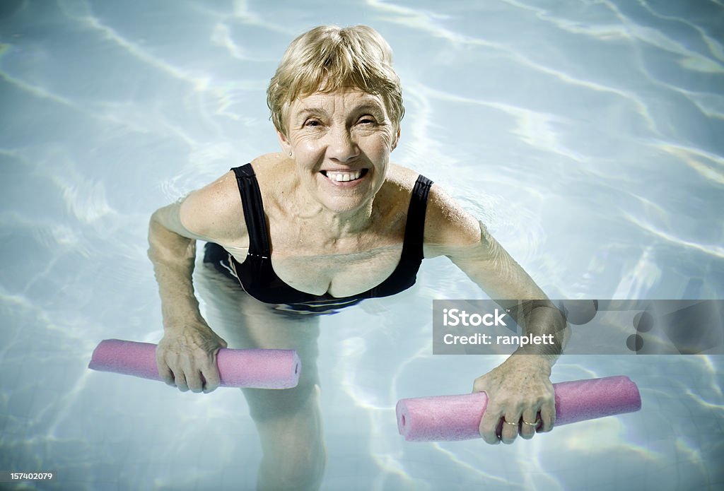 Aktive Senior Frau Aquasizing - Lizenzfrei Schwimmbecken Stock-Foto