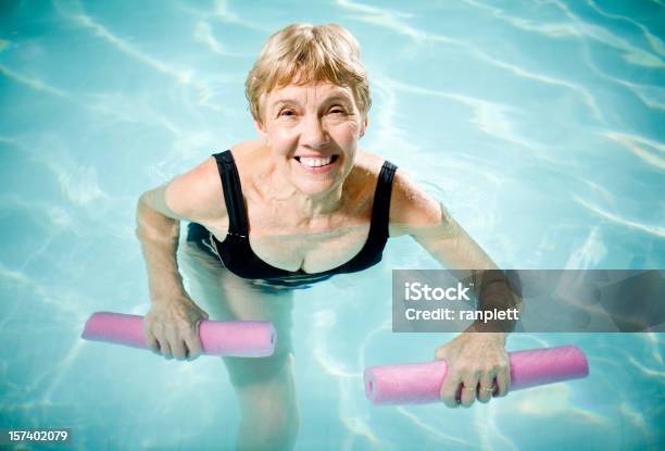 Aktive Senior Frau Aquasizing Stockfoto und mehr Bilder von Schwimmbecken - Schwimmbecken, Alter Erwachsener, 70-79 Jahre