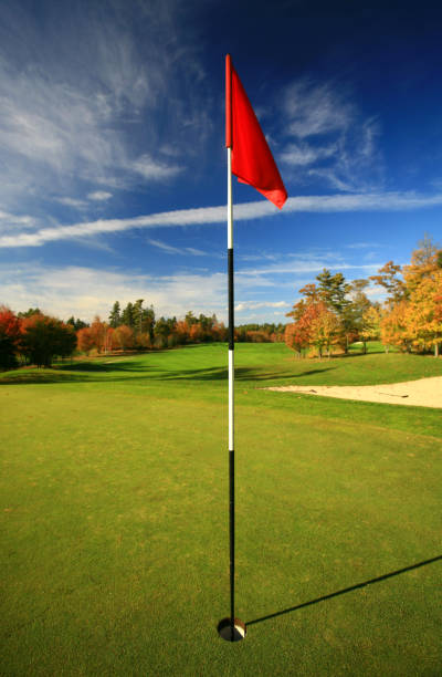 bandera roja en un hermoso campo de golf en el otoño - golf course usa scenics sports flag fotografías e imágenes de stock