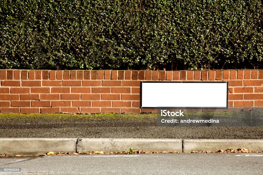 Placa de identificação em branco, com espaço para nome de sua rua e mais abaixo. - Foto de stock de Meio-fio royalty-free