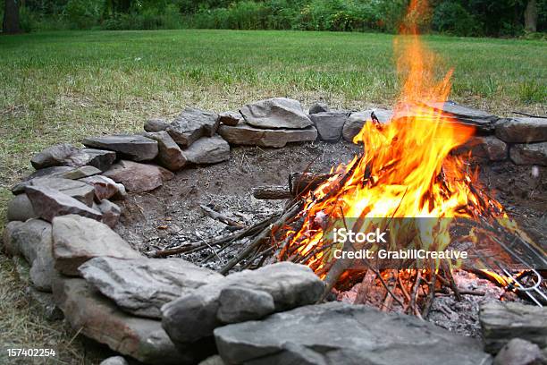 Hoguera De Verano Foto de stock y más banco de imágenes de Hoyo para fuego - Hoyo para fuego, Jardín privado, Hoguera de Campamento