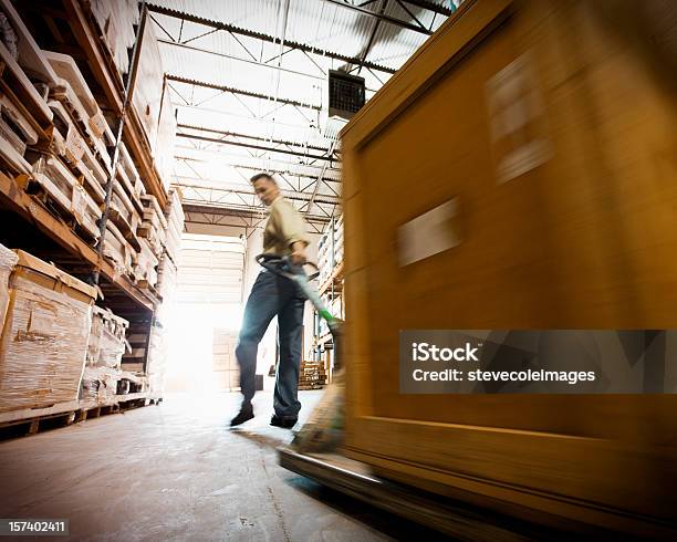 Mittleren Alter Mann Im Warehouse Ziehen Versand Box Stockfoto und mehr Bilder von Abschicken