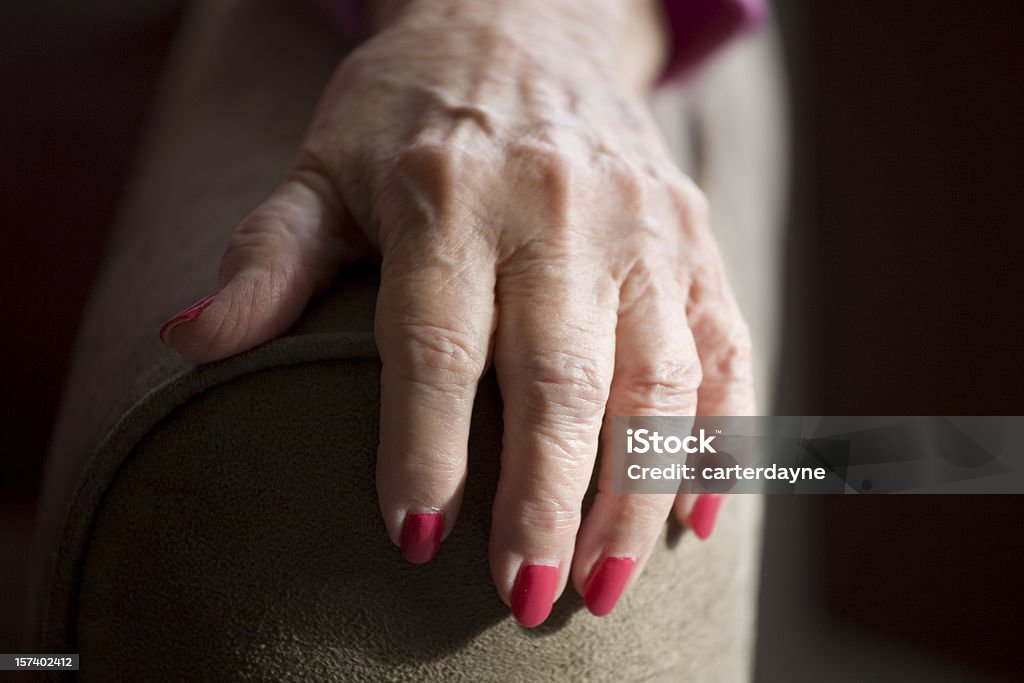 Grand-mère main avec Arthrite - Photo de 2000-2009 libre de droits