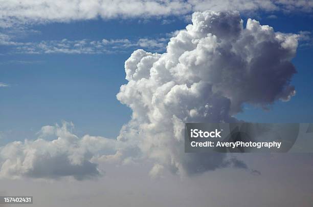 Dramatische Wolkengebilde Stockfoto und mehr Bilder von Blau - Blau, Cumulus, Dramatischer Himmel