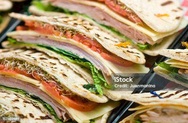 Schinken Und Käsefladenbrotsandwiches Stockfoto und mehr Bilder von Sandwich - Sandwich, Zeigen, Auslage