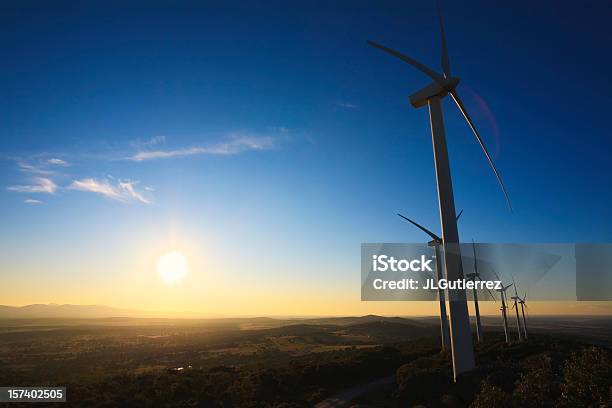 Foto de Moinhos De Vento e mais fotos de stock de Crepúsculo - Crepúsculo, Eletricidade, Energia Eólica