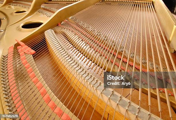 Corda Di Pianoforte - Fotografie stock e altre immagini di Close-up - Close-up, Composizione orizzontale, Corda di uno strumento musicale