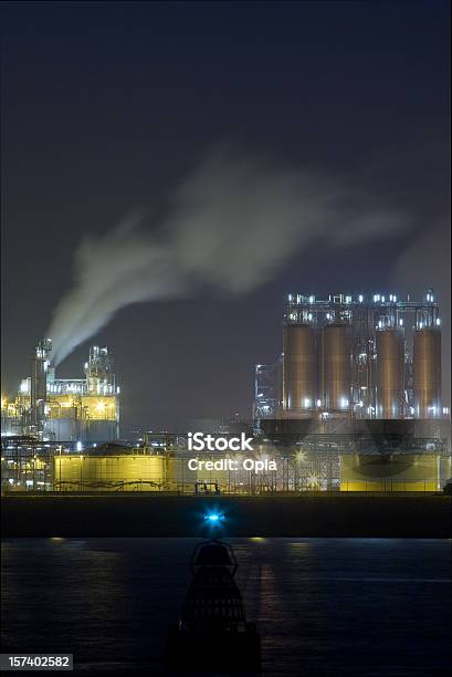 Planta Química En La Noche Foto de stock y más banco de imágenes de Agua - Agua, Aire libre, Amarillo - Color