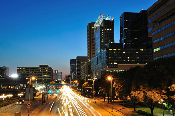 noche de tráfico en la ciudad de baltimore - car hotel people night fotografías e imágenes de stock