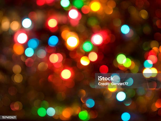 Defocussed Luzes De Natal - Fotografias de stock e mais imagens de Luzes de Natal - Luzes de Natal, Plano de Fundo, Feriado