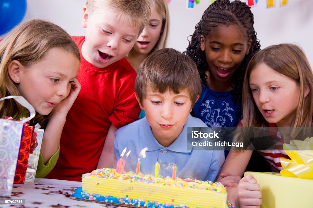 Kinder Blasen Sie Kerzen auf einem Geburtstagskuchen - Lizenzfrei 10-11 Jahre Stock-Foto