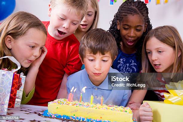 Kinder Blasen Sie Kerzen Auf Einem Geburtstagskuchen Stockfoto und mehr Bilder von 10-11 Jahre