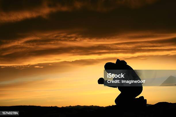 Foto de Oração e mais fotos de stock de Confessionário - Confessionário, Rezar, Pôr-do-sol