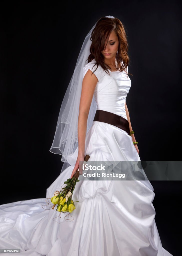 Bella giovane sposa - Foto stock royalty-free di Abbigliamento formale