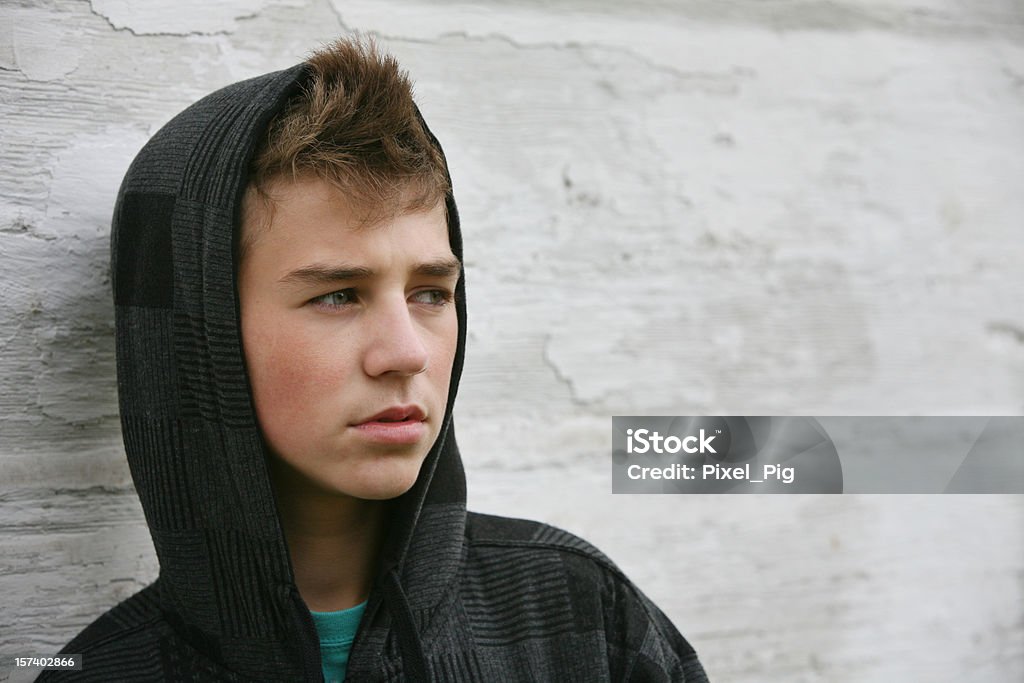 Teen Boy with Hoodie frente de la vieja pared blanco - Foto de stock de Adolescente libre de derechos