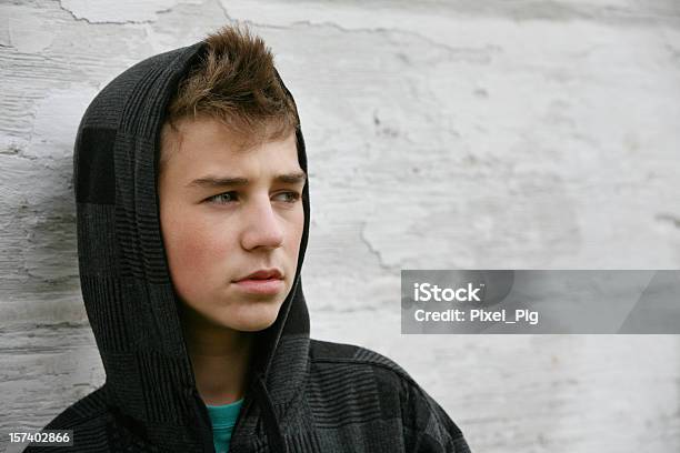 Teen Boy With Hoodie Frente De La Vieja Pared Blanco Foto de stock y más banco de imágenes de Adolescente