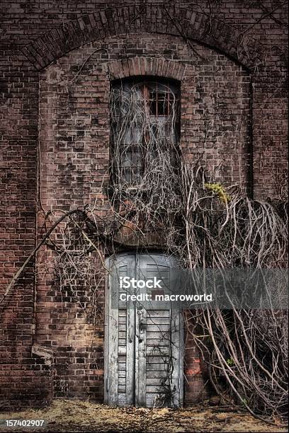 Foto de Entrada Antiga e mais fotos de stock de Acabado - Acabado, Apodrecer, Armação de Janela