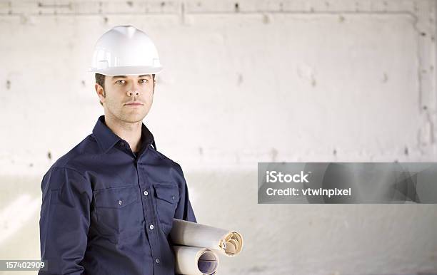 Foto de Foreman Segurando Plantas e mais fotos de stock de 30 Anos - 30 Anos, Adulto, Adulto de idade mediana