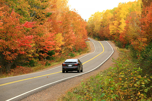 coche por la carretera de otoño remoto de los apalaches - autumn landscape hill tree fotografías e imágenes de stock