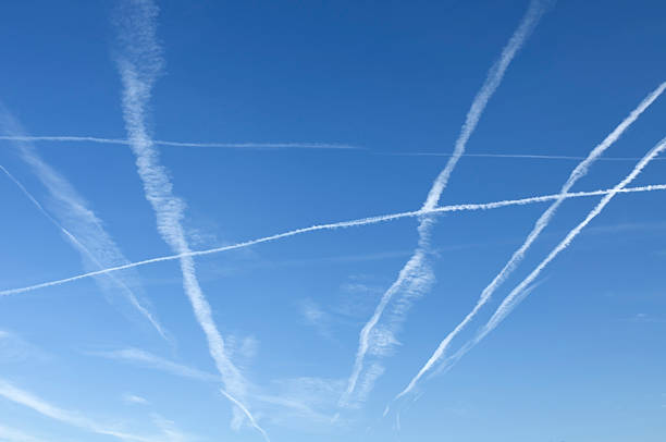céu - rasto de fumo de avião imagens e fotografias de stock