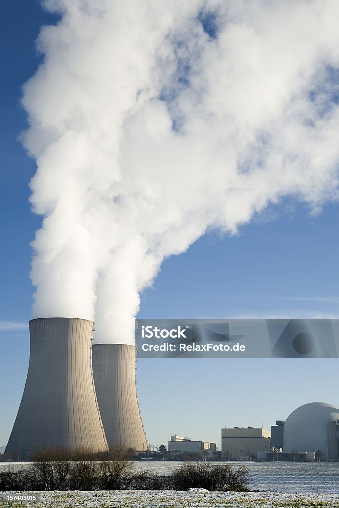 Centrale nucleare con due torri di raffreddamento bevanda calda in inverno - Foto stock royalty-free di Centrale nucleare