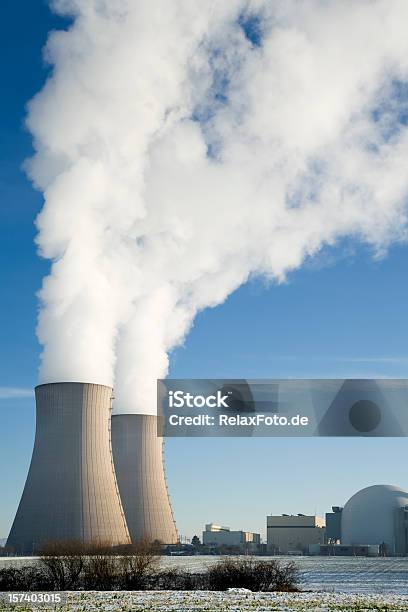 Centrale Nucleare Con Due Torri Di Raffreddamento Bevanda Calda In Inverno - Fotografie stock e altre immagini di Centrale nucleare