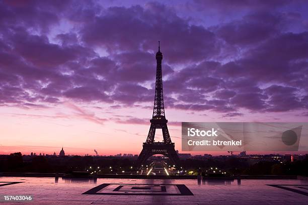 Eiffel Tower Bei Sonnenaufgang Stockfoto und mehr Bilder von Eiffelturm - Eiffelturm, Farbbild, Fotografie