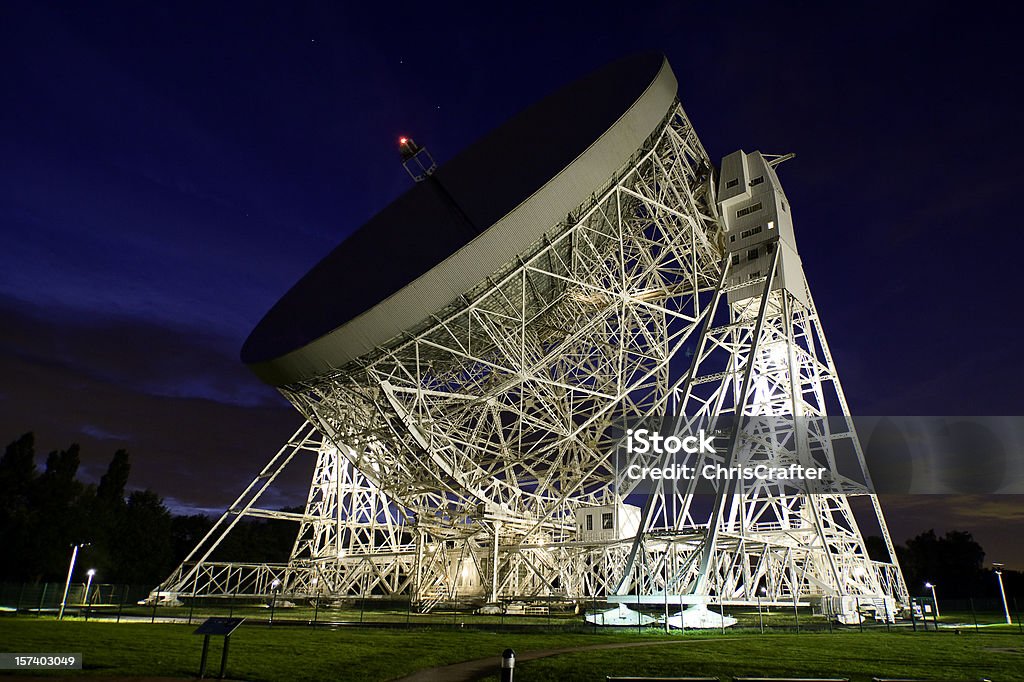 Jodrell Bank Observatório à noite - Royalty-free Antena do radiotelescópio de Jodrell Bank Foto de stock