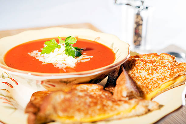 sopa de tomate y queso a la parrilla - sopa de tomate fotografías e imágenes de stock